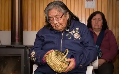 Cristina Calderón y su artesanía en junco