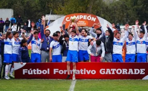 Universidad Católica levanta el trofeo de campeón en el Torneo Proyección Sub 16. Foto:    Guille Salazar.