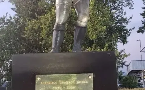 La estatua de Chamaco Valdés verá la llegada de su merecido homenaje a Carlos Caszely en el estadio Monumental. (Foto: DaleAlbo)