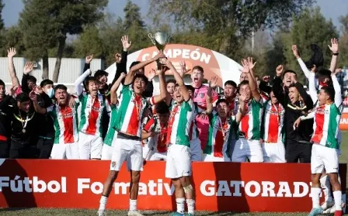 Palestino levanta la copa de campeón del Torneo Proyección 2017 tras vencer por 2-1 en la final a Colo Colo. Foto: Carlos Parra.