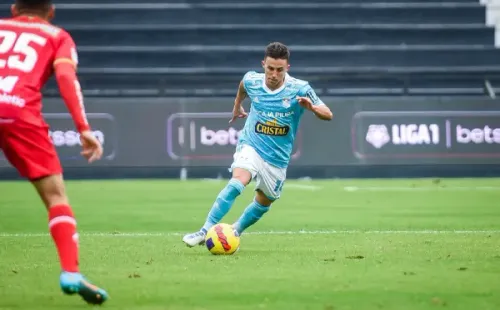 Diego Buonanotte conduce el balón en su estreno por Sporting Cristal.