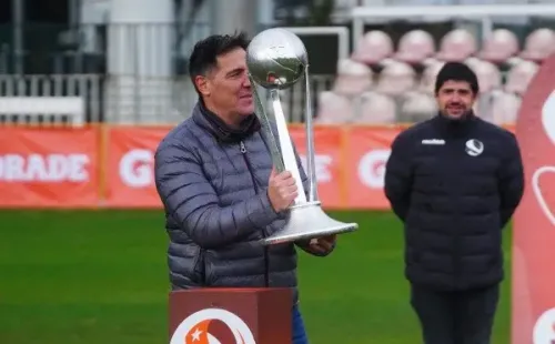 Eduardo Berizzo camina con la copa del Torneo Proyección Sub 21. De atrás lo mira Jorge Guerrero, Director de Desarrollo Técnico de la ANFP. Foto:    Guille Salazar.