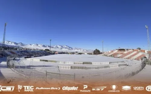 Cobresal comparte la bella postsal: nieve en el estadio El Cobre de El Salvador.