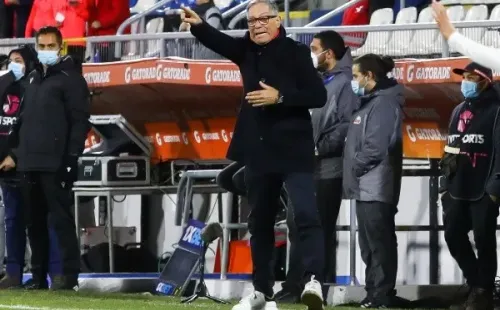 Ariel Holan bajó a la UC de la lucha por el pentacampeonato, pese a que tiempo atrás dijo que el torneo era la prioridad. Foto: Agencia Uno