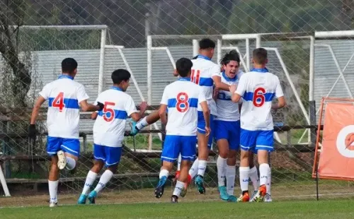 Axel Cerda (el que grita) festeja el gol de la Universidad Católica ante Colo Colo en la gran final del Torneo Proyección Sub 16.