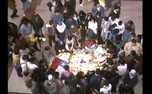 Hinchas de la UC en el aeropuerto de Santiago esperando al Mumo Tupper (Youtube)