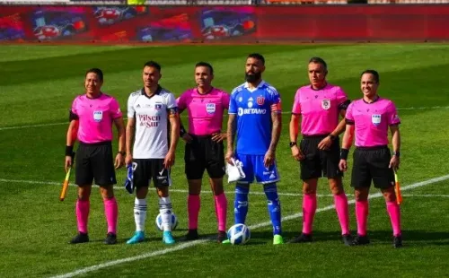 El DT de Colo Colo, Gustavo Quinteros, le presta ropa a Universidad de Chile tras el Superclásico. (Foto: Guille Salazar/RedGol)