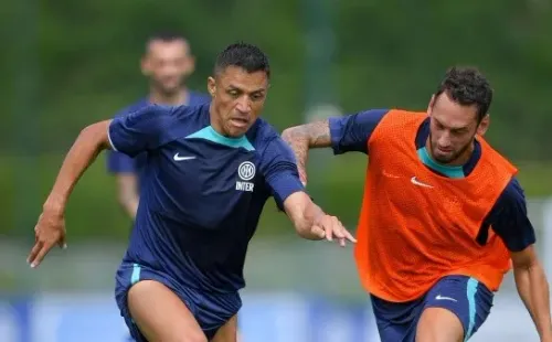 COMO, ITALY - JULY 17: (L-R) Alexis Sanchez competes for the ball with Hakan Calhanoglu of FC Internazionale during the FC Internazionale training session at the club&#039;s training ground Suning Training Center at Appiano Gentile on July 17, 2022 in Como, Italy. (Photo by Mattia Pistoia - Inter/Inter via Getty Images)