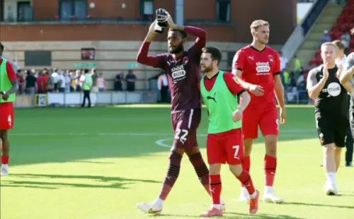 Lawrence Vigouroux recibe una ovación de la hinchada del Leyton Orient.