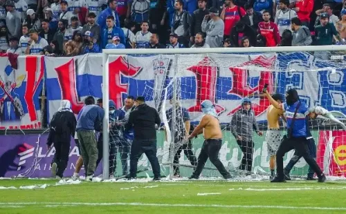 El horrible comportamiento de encapuchados en la cancha de San Carlos (Guille Salazar)