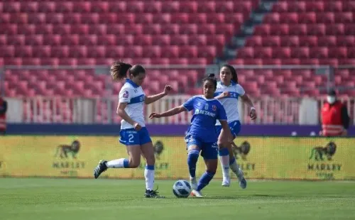 Las Leonas derrotaron por 4-0 a las Cruzadas. (Javiera Mera / Prensa U de Chile)