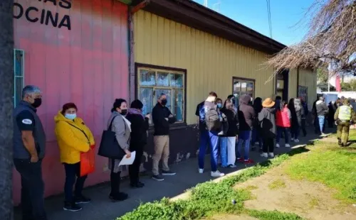 Así es la fila en Collipulli para excusarse de no votar. (Foto: BIOBIO)