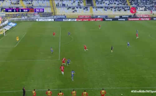 Polémica jugada en el Everton-Ñublense: gol anulado por el árbitro por recomendación del VAR vuelve a ser validado por Cristián Garay en el monitor del VAR. (Fotos: captura TNT Sports)