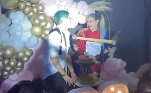 Parot cantando el cumpleaños feliz a su señora.