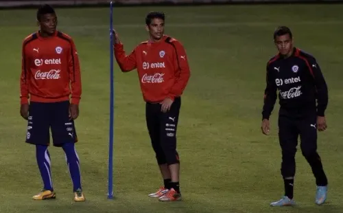 Alexis y Mark compartiendo un entrenamiento el 2012, rumbo al Mundial de Brasil (Agencia Uno)