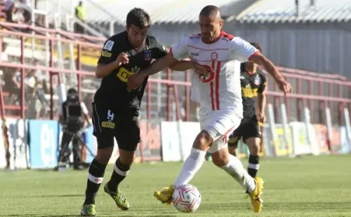 Kike Acuña jugando contra Colo Colo, equipo al que quiso llegar (Agencia Uno)