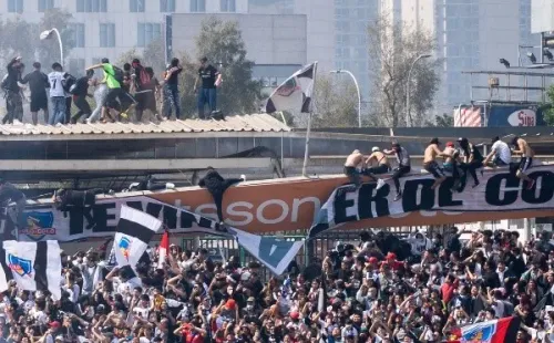 Techo del estadio Monumental colapsa con el peso de los hinchas. (Foto: RedGol)