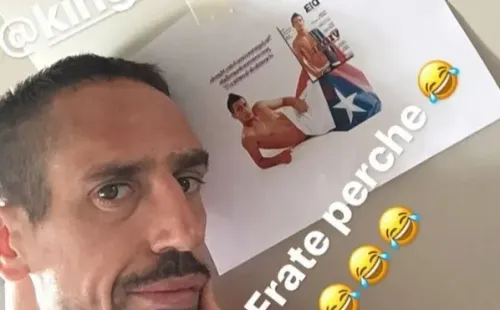 Ribéry molestando a Vidal por su foto.