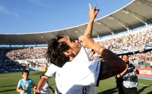 Valdivia festeja el título 32 con la camiseta de Colo Colo, en Concepción (Agencia Uno)
