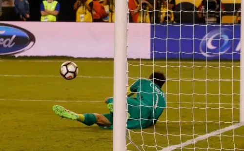 Bravo atajando el penal de Biglia en la Copa América Centenario (Agencia Uno)