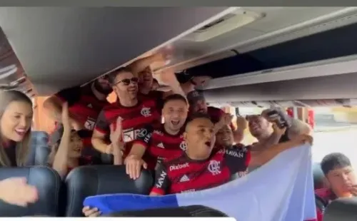 La familia de Arturo Vidal en el bus dispuesto por la organización.