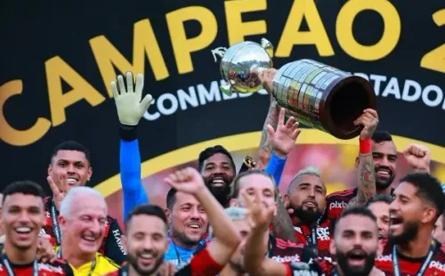 Vidal levantando la Copa Libertadores. Foto: ESPN.