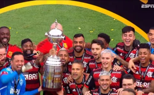 Arturo Vidal y el trofeo de la Copa Libertadores. (Foto: capturas ESPN)