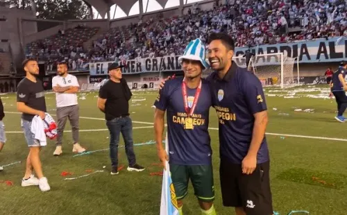Junto a César Cortés, uno de sus grandes amigos en el fútbol. Foto: Redgol.