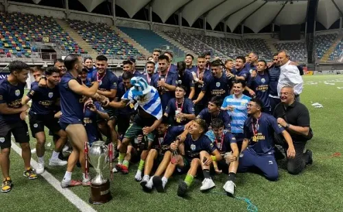 El plantel regresó a la cancha de La Florida para dar rienda suelta a las celebraciones. Foto: Redgol.