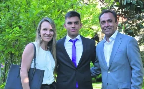 Vicente junto a sus padres. Foto: LUN