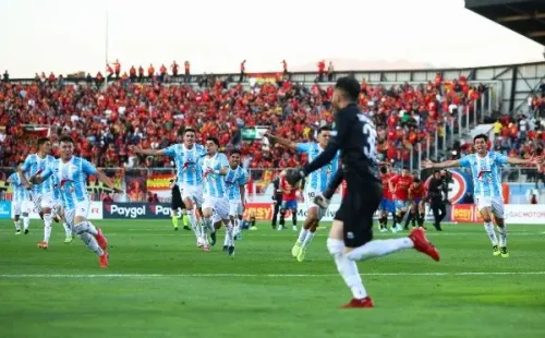 Diego Tapia celebra tras atajar el último penal ante Unión Española (Agencia Uno)