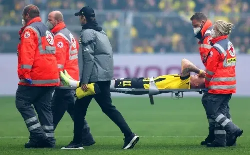 Marco Reus se retiró lesionado en el Borussia Dortmund ante Schalke y se quedó sin Mundial (Getty)