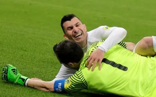 ¿Medel sigue como capitán o Bravo recupera la jineta? Berizzo juega al misterio y adelanta que será su decisión con consulta a los jugadores. (Foto: Getty Images)