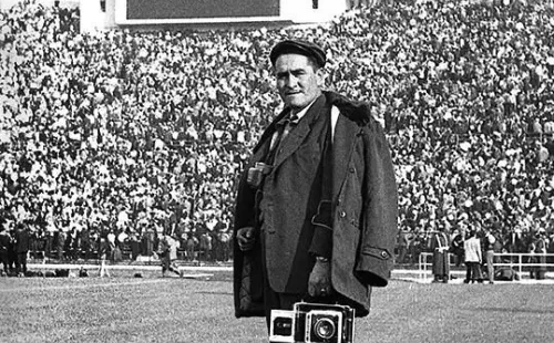 El fotógrafo Juan Luco Valenzuelarealizando su labor en el Estadio Nacional para el partido entre Alemania Federal y Yugoslavia, el 10 de junio de 1962. Foto: Cedida.