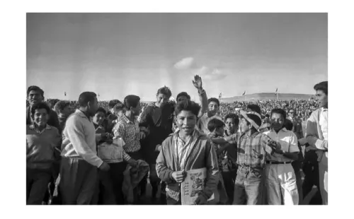 Lev Yashin, arquero de la entonces Unión Soviética, compartiendo con los fanáticos chilenos en Arica. Foto: Cedida.