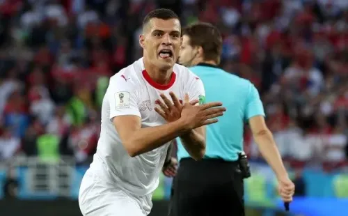 El águila de Albania que hizo Granit Xhaka al momento de anotarle a Serbia en Rusia 2018. Su hermano, Taulant Xhaka, es internacional para la selección de Albania. | Foto: Getty Images.