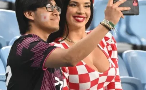 Los hinchas japoneses se tomaron fotos con la modelo croata (Twitter)