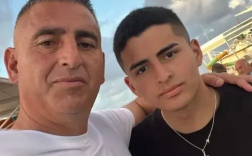 En compañía de su hijo disfruta sus vacaciones.