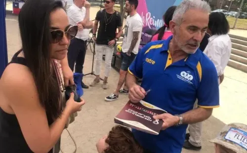 Olmos interactuó con las familias que llegaron con sus álbumes mundialeros