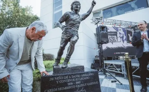 Carlos Caszely y homenaje en vida al ídolo y Rey del Metro Cuadrado: Club Social y Deportivo Colo Colo instaló la estatua del ex delantero en el estadio Monumental.