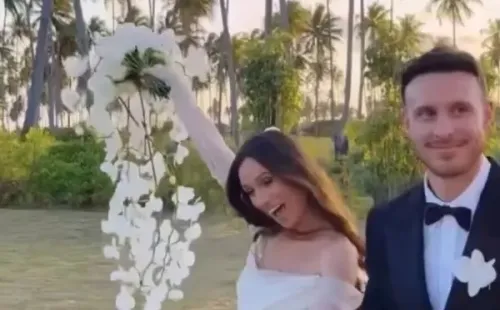 La feliz pareja en la playa de Brasil.