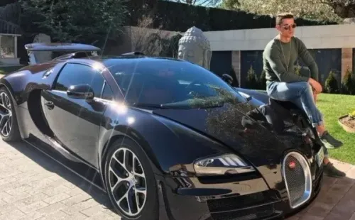 Cristiano Ronaldo con su Bugatti Veyron (Archivo)