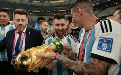 Di María mostrándole a Messi que la copa es falsa