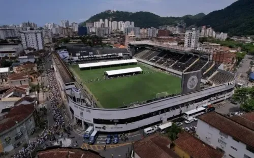 Miles de hinchas se congregan en Vila Belmiro