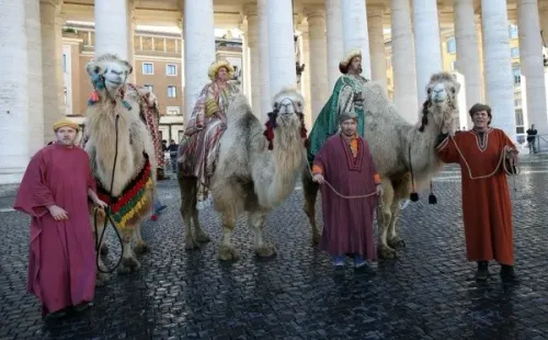 Fieles vestidos como los tres Reyes Magos | Foto: Getty Images