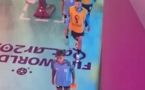 Cavani botando la pantalla del VAR en Qatar