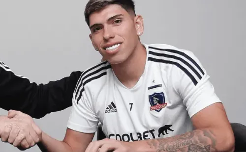 Los dientes de Carlos Palacios casi tan blancos como la camiseta de Colo Colo. | Foto: Colo Colo.