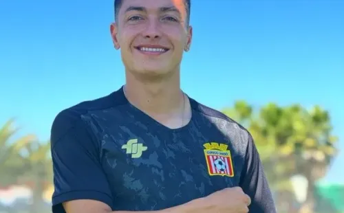 Zavala muestra orgulloso la insignia de Curicó (Foto: Curicó)