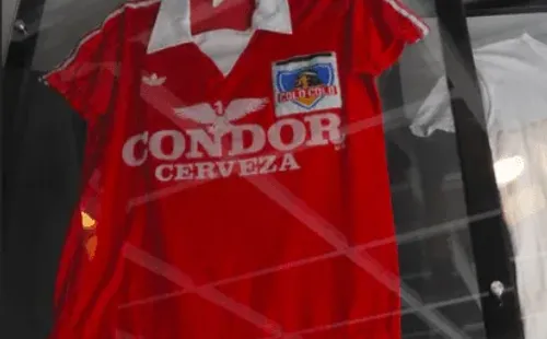 @Archivo | Camiseta usada por Carlos Caszely en 1981.