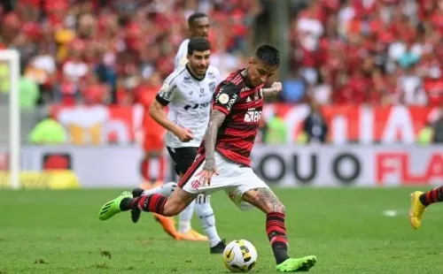 RIO DE JANEIRO, BRAZIL - SEPTEMBER 04: Erick Pulgar of Flamengo kicks the ball during a match between Flamengo and Ceara as part of Brasileirao 2022 at Maracana Stadium on September 4, 2022 in Rio de Janeiro, Brazil. (Photo by Andre Borges/Getty Images )-Not Released (NR)